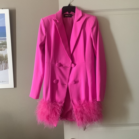 Pink feathered blazer dress - Picture 6 of 8